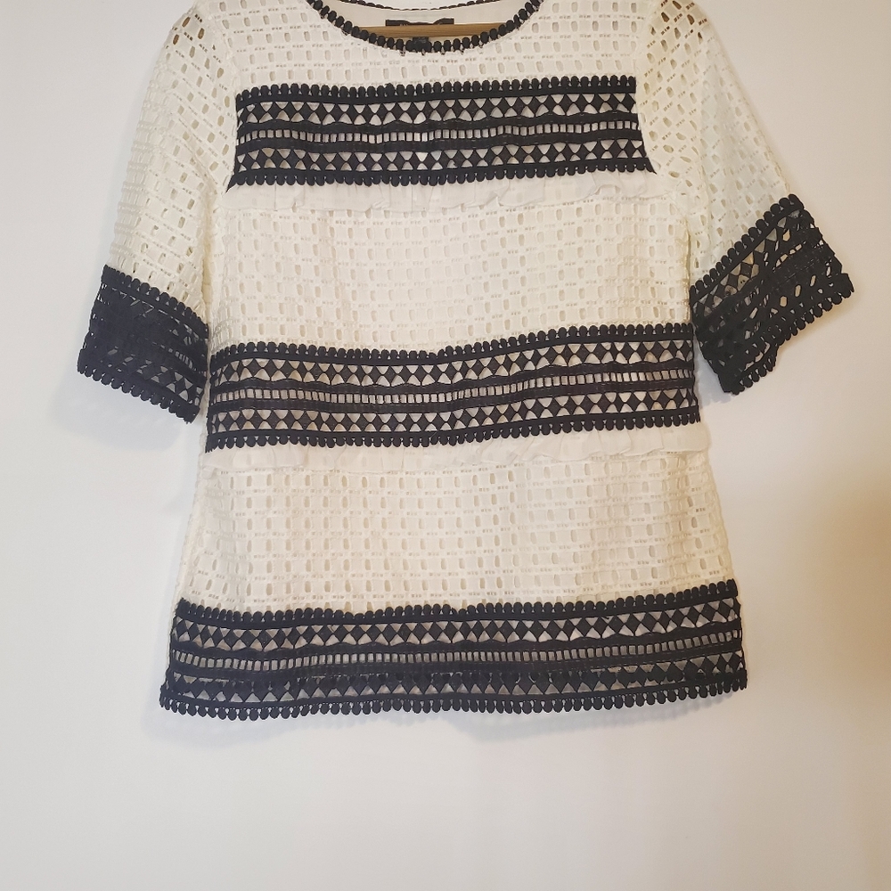 Banana Republic Women NWT Size XS S/Sl B&W embroidered holiday stripped top - Picture 3 of 11